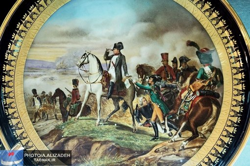 ظرف منقش به یکی از جنگهای ناپلئون (امپراتور اول فرانسه)که به ناصرالدین شاه هدیه شده