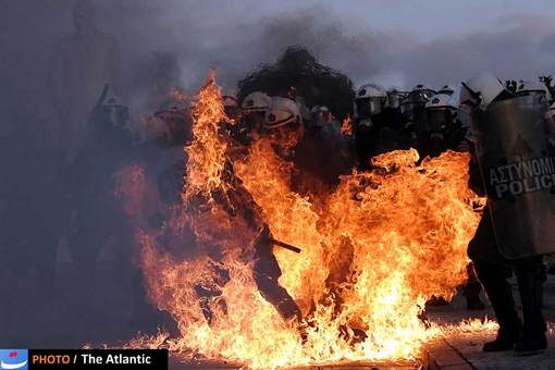 آتن سال گذشته هم روزهای پر التهابی را پشت سر گذاشت. اعتراض ها به سیاست های اقتصاد ریاضتی دولت این کشور منجر به درگیری های خیابانی گسترده ای در اتن شد.