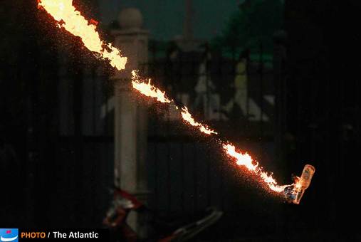 پرتاب یک کوکتل مونوتوف در جریان اعتراضات ماه مارس مردم اندونزی به افزایش بهای سوخت در این کشور