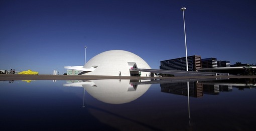  نمایی از ساختمان کنگره ملی برزیل، یکی از کارهای معروف نیمایر.