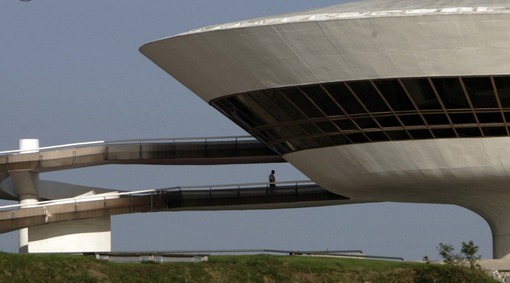 ساختمان موزه هنرهای مدرن نیتروی از شاهکارهای نیمایر شناخته می‌شود. او این بنای مدرن را در سال ۱۹۸۹ طراحی کرد، یعنی زمانی که ۸۹ ساله بود. او تمام موزه را به سان گلی شکوفا مجسم ساخت که هنردوستان را از همه طرف به اندرون خود دعوت می‌کند.