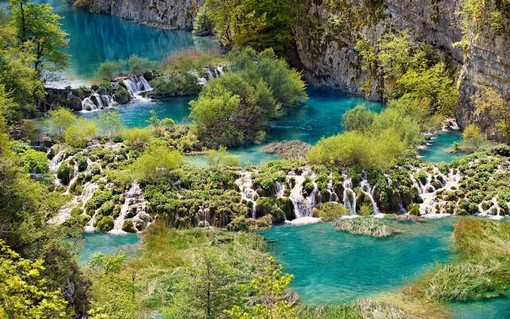 دریاچه پلیتوس، کرواسی،
دریاچه های پلیتویس مجموعه ای از۱۶ دریاچه ی کوچک در عمق یک جنگل هستند که با آبشار های زیبایی به یکدیگر متصل هستند و حیوانات بسیاری مثل گوزن ، خرس، گرگ، گراز و انواعی از پرندگان کمیاب در نزدیکی آنها زندگی می کنند. این آبشار ها که جزء میراث جهانی یونسکو محسوب می شوند به خاطر رنگ های برجسته و منحصر به فردی که دارند مشهور هستند. این رنگ ها از لاجوردی تا سبز، طوسی و آبی هستند و بر اسای میزان مواد معدنی آب دریاچه ها یا ارگانیسم های موجود در آن و یا حتی زاویه ی تابش نور خورشید، مدام در حال تغییر هستند.