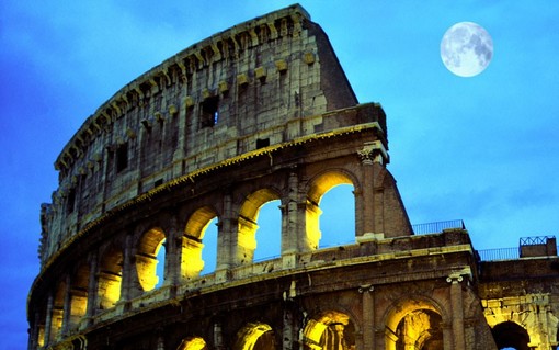 کولوسئوم، رم، ایتالیا
این آمفی‌تئاتر بزرگترین از نوع خود در امپراتوری روم باستان بوده است. تعداد ردیف‌های صندلی آن به تعداد پنجاه هزار ودارای ۸۰ در ورودی است.