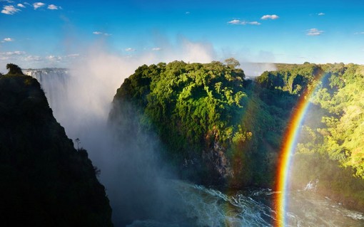 آبشار ویکتوریا در زیمباوه، این آبشار  در جنوب قاره آفریقا که بر روی رودخانه زامبزی و بر روی خط مرزی زامبیا و زیمبابوه قرار گرفته است. آبشار ویکتوریا با ارتفاع ۱۰۸ متر، بلندترین آبشار جهان شناخته می‌شود. همچنین عرض دو سوی آبشار ویکتوریا به ۱۷۰۰ متر می‌رسد