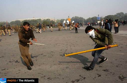 در روزهای گذشته، تظاهرات در چندین شهر هند برگزار شد و تظاهرکنندگان خشمگین با پلیس درگیر شدند که در نتیجه آن یک پلیس کشته شده است.