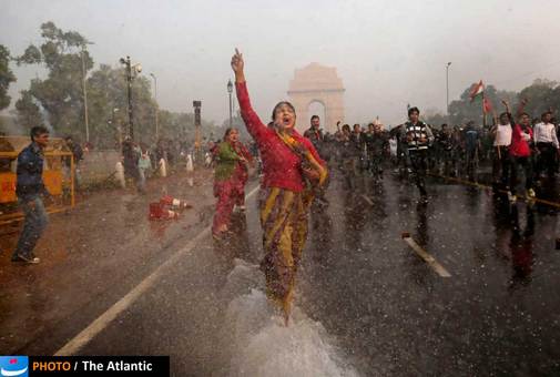هم‌زمان با اعلام خبر درگذشت این زن جوان که هنوز هویت او اعلام نشده٬ هزاران نفر در پایتخت و شهرهای دیگر هند به خیابان آمده و خواستار مجازات عاملان این تجاوز و محافظت بیشتر از زنان شدند.