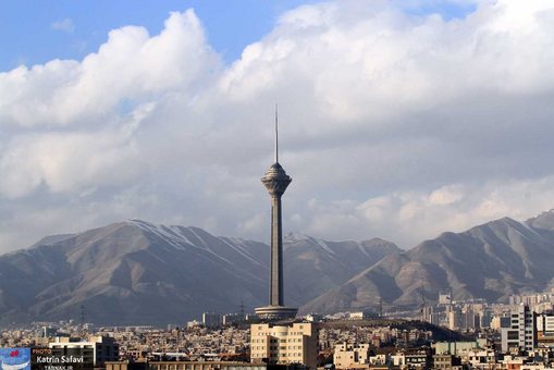 نمای برج میلاد (قابل مشاهده از ارتفاع میدان امام خمینی)