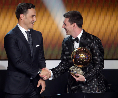 فابیو کاناوارو که خود در سال 2006 توپ طلا را کسب کرده بود شب گذشته توپ طلا را به لیونل مسی اهدا کرد.