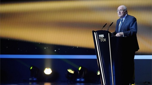 سپ بلاتر رئیس فیفا در حال سخنرانی در مراسم فیفا بالون دور