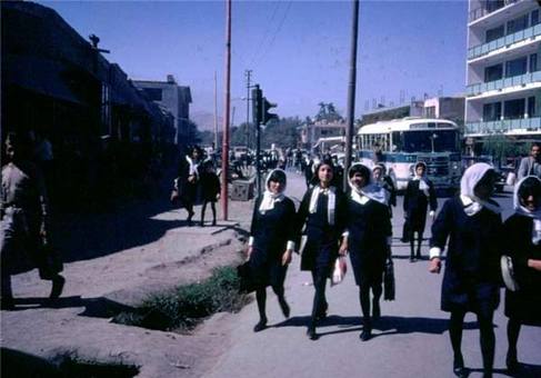 دختران محصل افغان در حال بازگشت به خانه