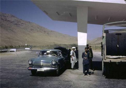 یک پمپ بنزین دهه شصتی در کابل