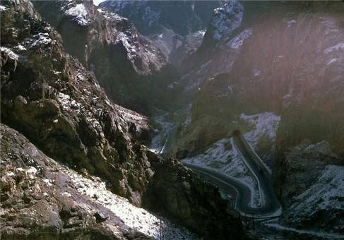 گردنه تنگ غارو در مسیر کابل-جلال‌آباد