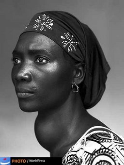 استفان وان فرتن با ثبت تصویری از پرتره زنی اهل گینه که غده تیئروید دارد برنده جایزه داستان یک چهره ورد پرس شده است.