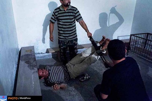 ایمن اوزمن هم با تصویری از یکی از لحظات شکنجه یک جاسوس توسط ارتش آزاد سوریه در جمع برگزیدگان ورد پرس جای دارد.