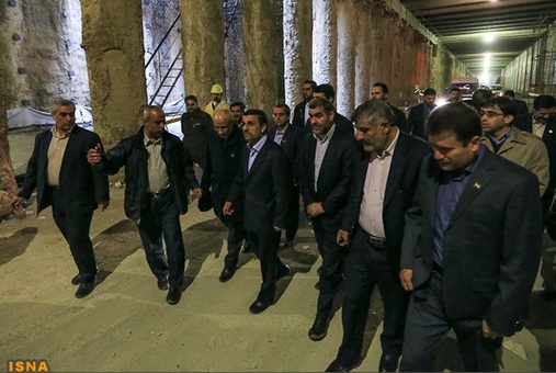 بازدید محمود احمدی نژاد ازطرح زیر زمینی کردن راه‌آهن تهران- تبریز