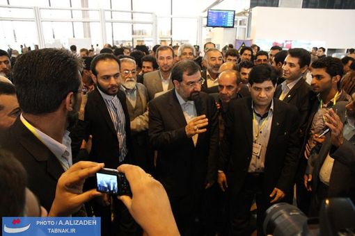 استقبال پر شور مردم شیراز از دکتر محسن رضایی در بدو ورود