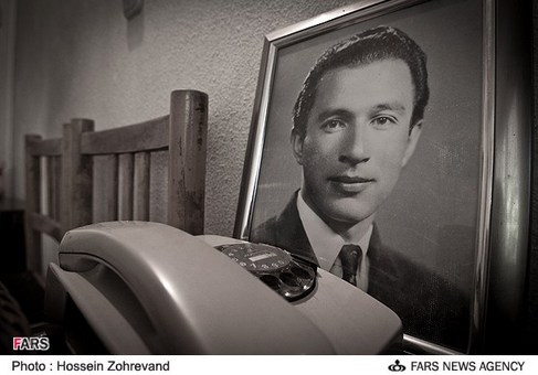 شاید صنعت دوبله در ایران را همگان به نام علی کسمایی بشناسند. کسی که به حق او را پدر دوبله ایران معرفی می کردند و شاگردان بیشماری تربیت کرد که صدایشان خاطرات بسیاری را برای ما رقم زده است. علی کسمایی در سال های پایانی عمرش در تنهایی به سر می برد و در یکی دو سال اخر هم حالش رو به وخامت گذاشته بود. یکی دو ماه پیش از فوتش انتشار تصاویری از او در خانه ای تنها موجب برانگیختن واکنش های بسیاری شد. اما همه این واکنش ها هم کاگر نبود و این هنرمند دوست داشتنی در 6 تیر 91 در سن 97 سالگی جان به جان آفرین تسلیم کرد. علی کسمایی سرپرستی دوبلاژ فیلمهایی نظیر «کمیته مجازات»، «سالهای جوانی»، «هور در آتش»، «حکایت آن مرد خوشبخت»، «آخرین پرواز»، «باغ سید»، «اتاق یک» و … را بر عهده داشته است.