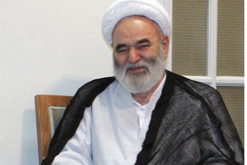 این تنها فوت آقا مجتبی تهرانی نبود که علاقه مندان به کلاس های اخلاق را در تهران داغدار کرده بود. در بامداد روز چهاردهم بهمن ماه بود که آیت الله عزیزالله خوشوقت دیگر مربی و مدرس معروف اخلاق در مکتب تهران هم پس از انکه در جریان سفر به مکه مکرمه دچار عارضه تنفسی شد دار فانی را وداع گفت. مقام معظم رهبری در دانشگاه تهران بر پیکر این عالم ربانی نماز خواندند و سپس در میان فغان علاقه مندان ایشان بود که پیکرشان به ری منتقل شد و در جوار حرم حضرت عبدالغظیم حسنی در خاک آرام گرفت.