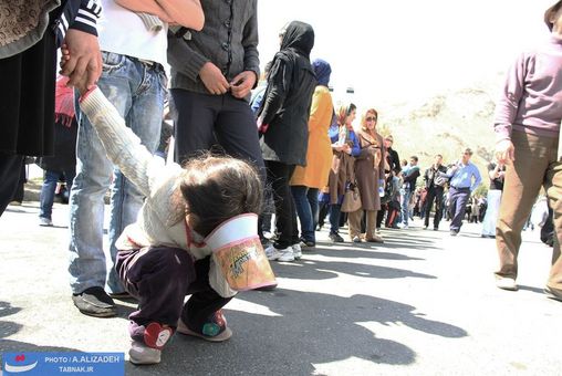 خستگی کودکان در ایستگاه بسیار شلوغ اتوبوس که مسیرهای طولانی پا به پای والدینشان راه پیمایی کردند.