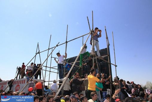 خبرنگاران و عکاسان آزاد و مردم برای ثبت این صحنه تاریخی سر از پا نمی شناختند