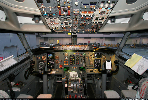 فضای کابین خلبان بوئینگ ۱۰۰-۷۳۷