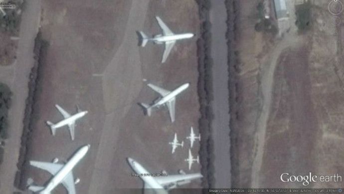 در وسط تصویر سه فروند هواپیمای سبک ایروکامندر و در بالای آنها دو فروند بوئینگ ۷۲۷ قدس و فلسطین (شهباز و میترای سابق) دیده میشوند. دهم اردیبهشت ۱۳۹۵