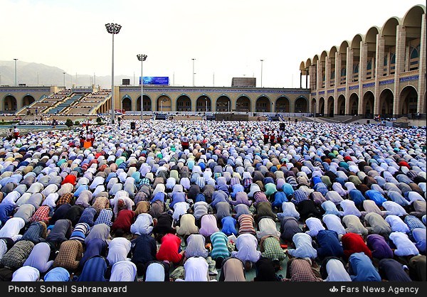 صور صلاة العيد بامامة قائد الثورة الإسلامية