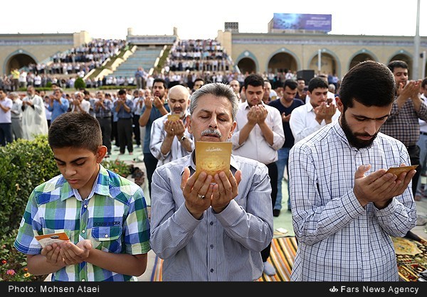 صور صلاة العيد بامامة قائد الثورة الإسلامية