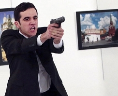 تساؤلات بشأن عدم اعتقال قاتل السفير حيا.. وأردوغان يبرر