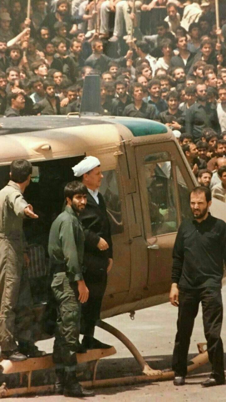 تصویری از هاشمی در تشییع امام خمینی