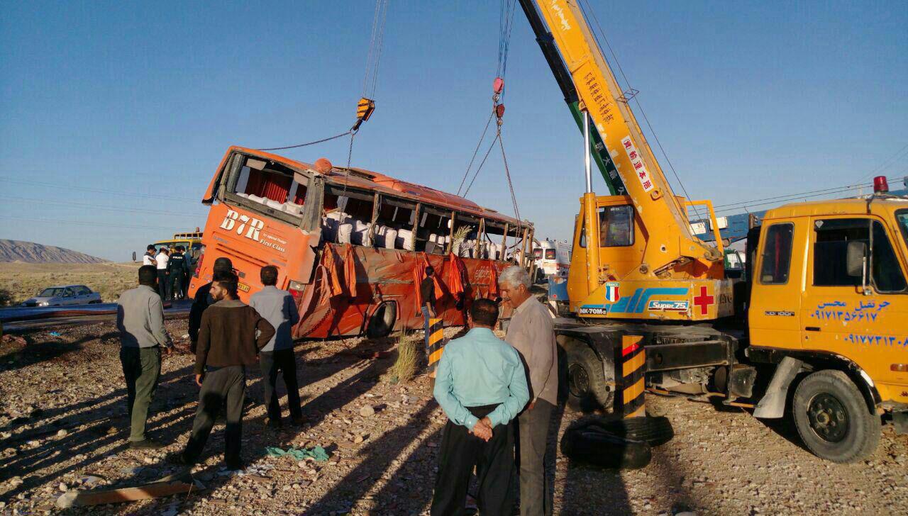 واژگونی مرگبار اتوبوس حامل دانش آموزان در داراب/ تعداد جان باختگان به ۱۲ تن رسید/ وزیر آموزش و پرورش عازم محل حادثه شد