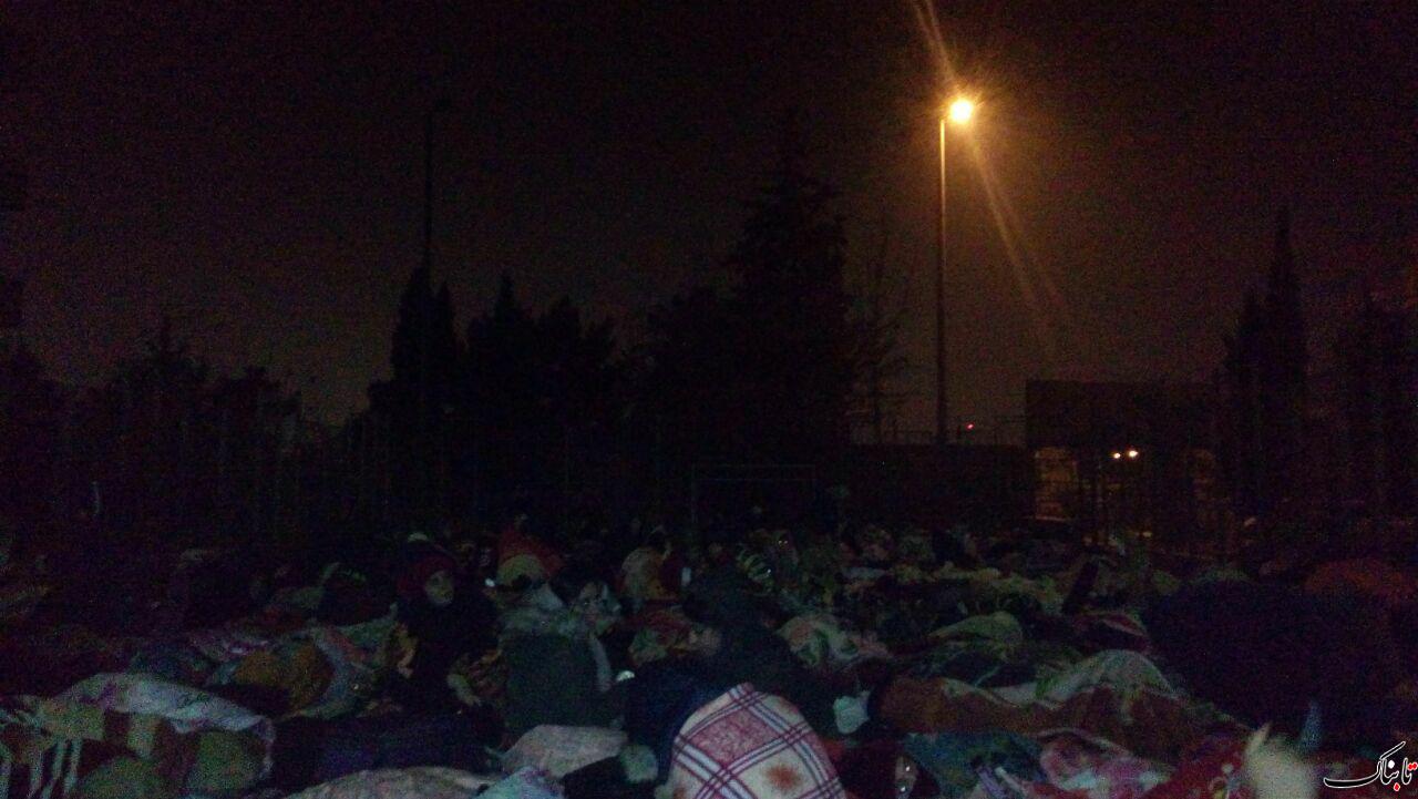 زلزله ۵.۲ ریشتری تهران و کرج را لرزاند/ مردم هراسان روانه خیابان‌ها شدند/ در مسیرهای منتهی به پمپ بنزین ها ترافیک سنگین است/ آرامش نسبی به تهران بازگشت