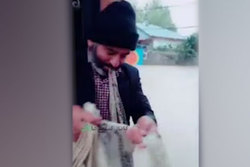 ماهی‌گیری با تور در خیابان‌های صومعه‌سرا