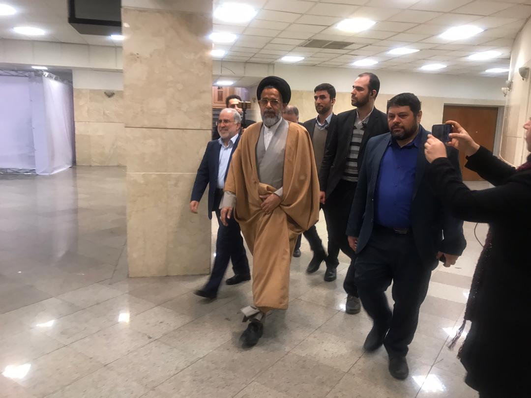 حضور رهبر انقلاب در دقایق اولیه رأی‌گیری پای صندوق رأی/ وزیر کشور: حدود 8 میلیون نفر تا ساعت 12 رأی دادند/ رای دادن بدون اثر انگشت مجاز است/ متولدین 2 اسفند 80 و قبل از آن می‌توانند رأی بدهند