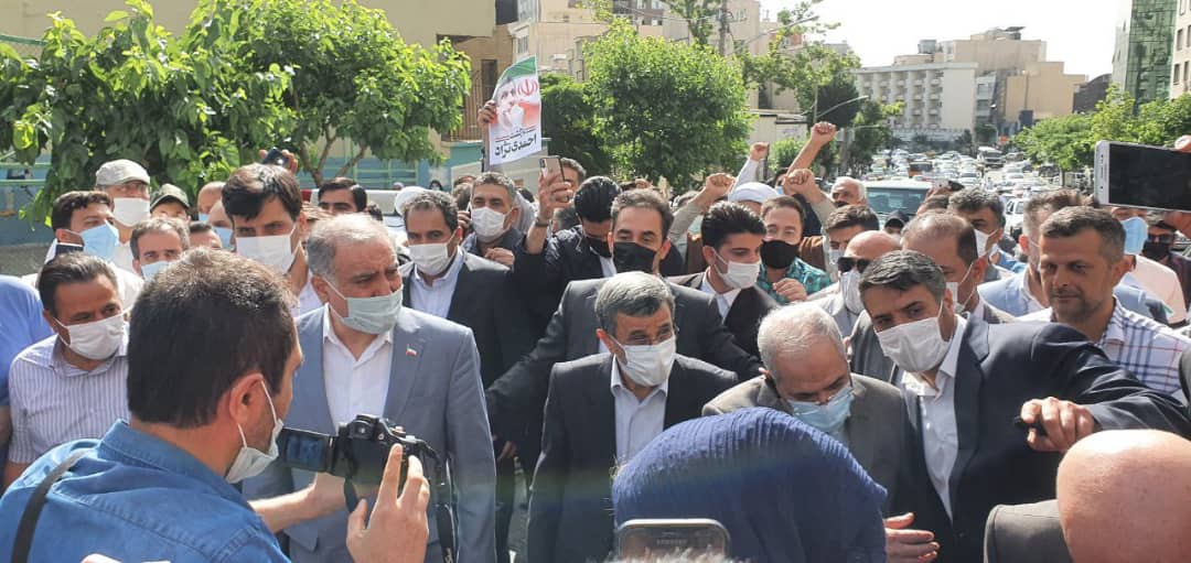 آغاز ثبت نام نامزدهای انتخابات ریاست جمهوری در روز دوم/ حامیان احمدی‌نژاد مقابل درب وزارت کشور تجمع کردند/احمدی نژاد وارد ستاد انتخابات کشور شد