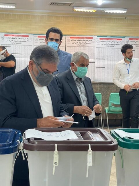 همراه داشتن شناسنامه، شماره ملی، ماسک و خودکار برای رأی دادن الزامی است/ کدام مسئولان تاکنون رأی داده‌اند؟؛ از خاتمی‌های چپ و راست تا فرماندهان عالی نظامی/ رضایی، رئیسی و همتی پس از شرکت در انتخابات چه گفتند؟