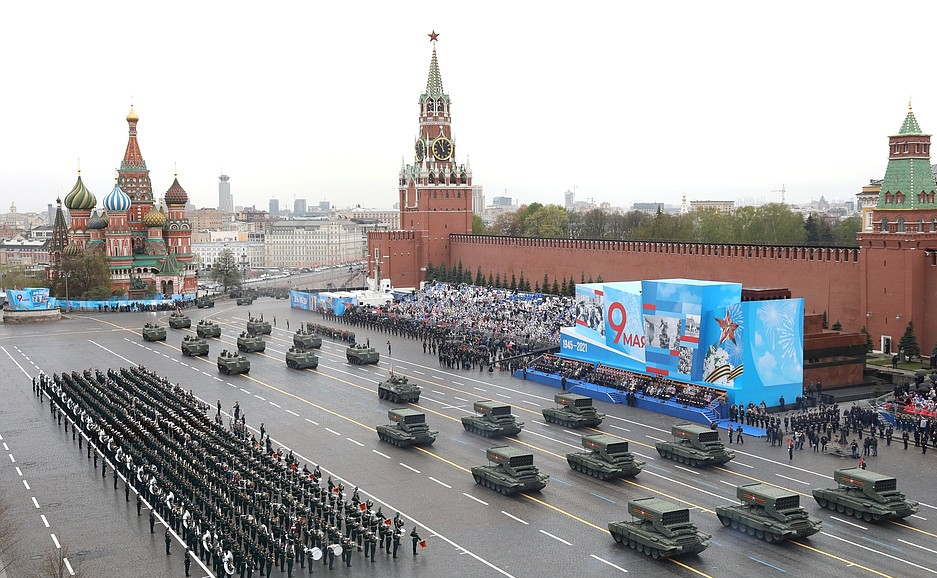 برگزاری رژه «روز پیروزی» در میدان سرخ مسکو با حضور پوتین/ هشدار کیسینجر به پوتین درباره استفاده از سلاح هسته‌ای