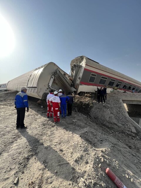 خروج قطار از ریل در طبس/ افزایش جان‌باختگان به ۱۷ تن/ دو وزیر عازم محل حادثه شدند