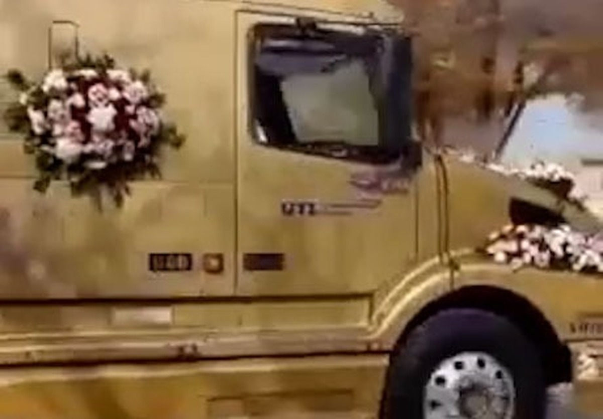 عروسی با تریلی طلایی در اصفهان!