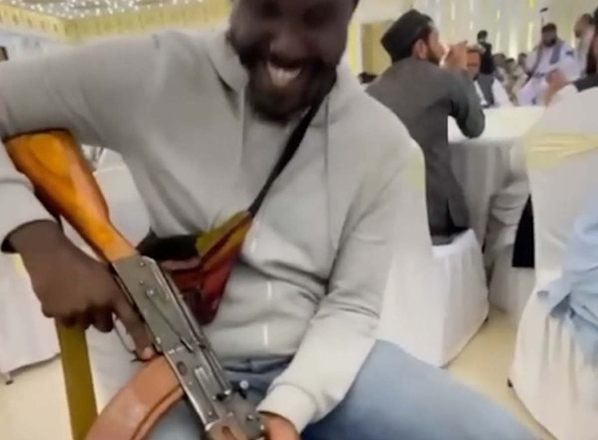 یک آمریکایی با کلاشنیکف در عروسی افغانی!