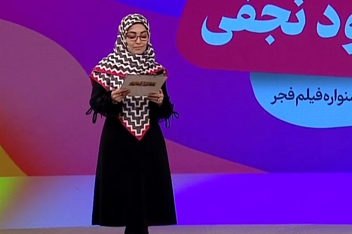 ژیلا صادقی کت را درآورد و از مهران مدیری گفت