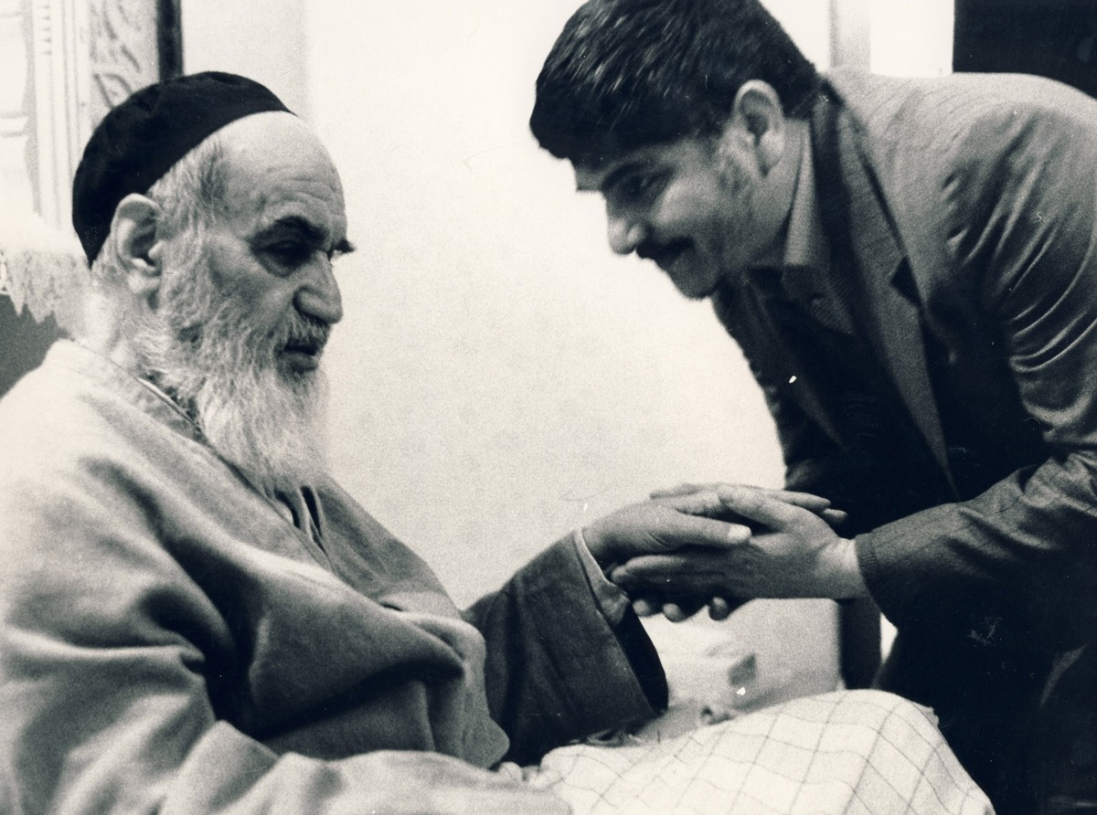 از ما سوال می‌کنند انقلاب کردید چه برای ما آوردید؟