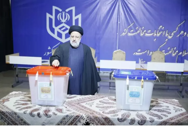 آغاز رای‌گیری از ساعت ۸ صبح / متولدین ۱۱ اسفند ۸۴ و قبل واجد شرایط هستند/رهبر انقلاب رأی خود را به صندوق انداختند