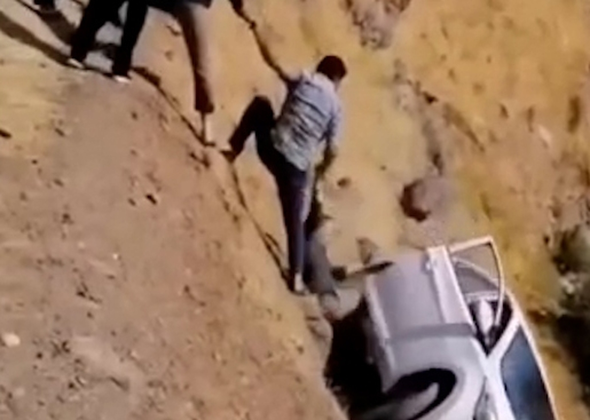 نجات معجزه آسای یک مرد از درون خودروی لب دره