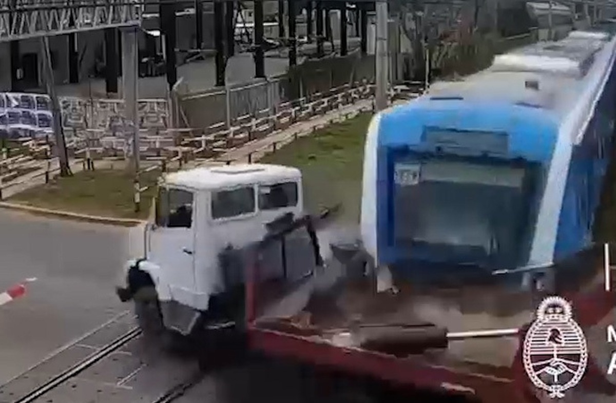 تصادف وحشتناک قطار با کامیون