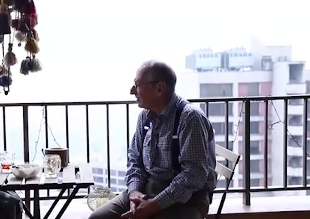 درون برجی که صادق زیباکلام زندگی می‌کند