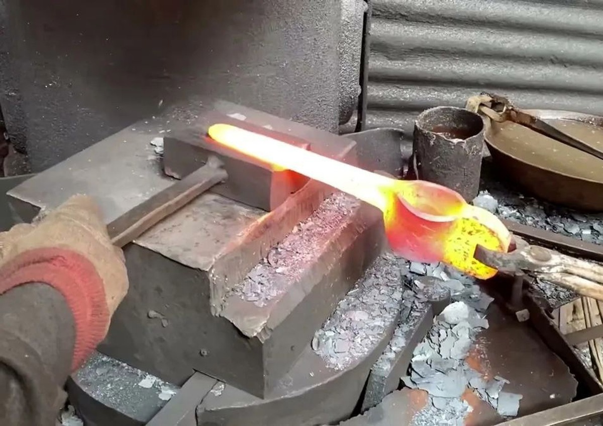 روش ساخت کلنگ در کارخانه پاکستانی