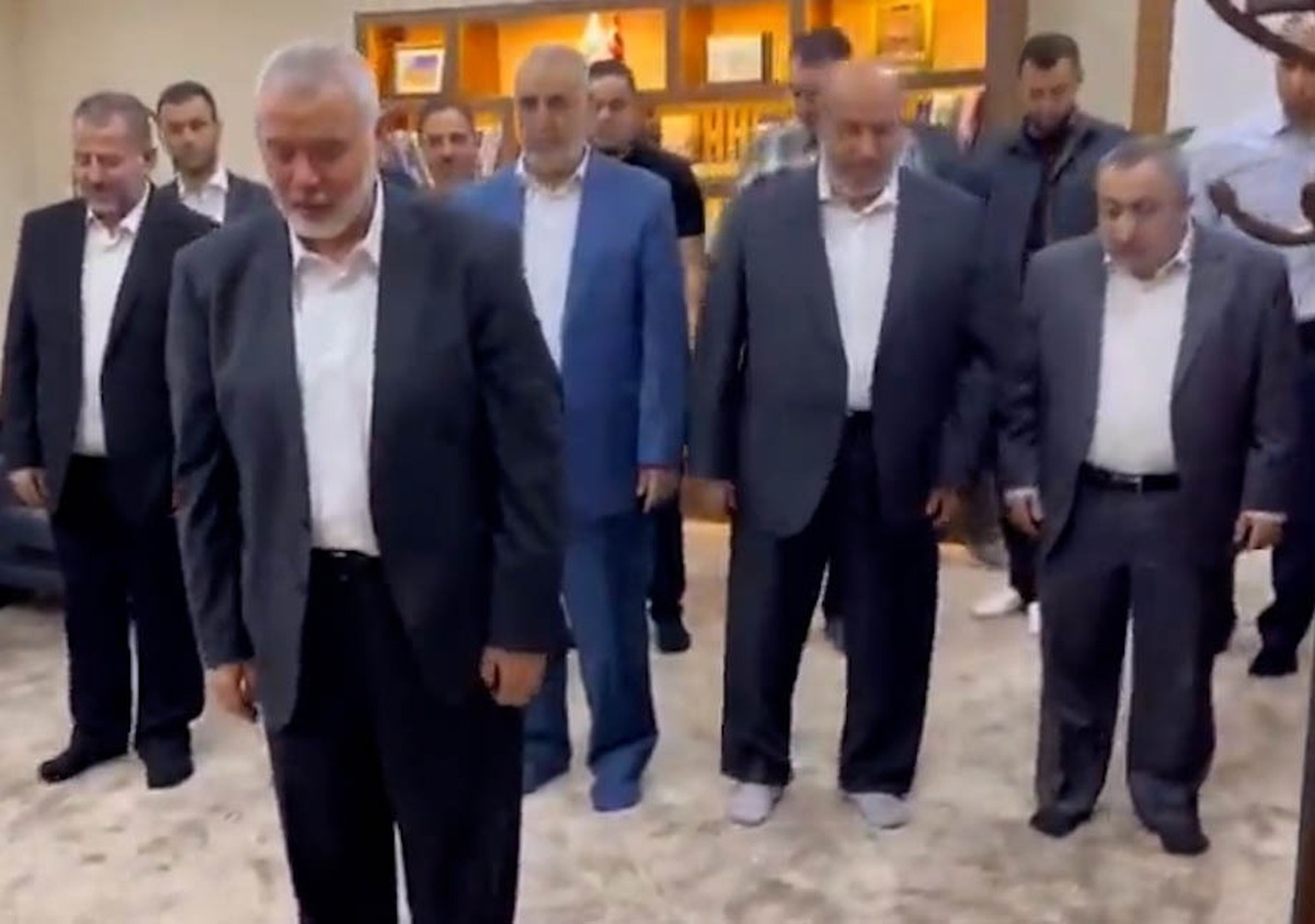 سجده شکر رهبران مقاومت پس از حمله موفق