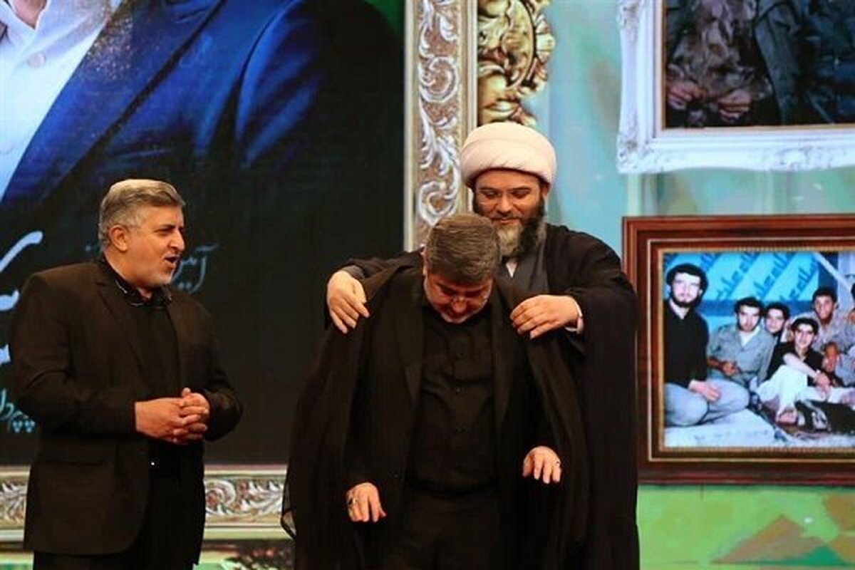 مراسم اهدای عبای رهبر انقلاب به یک مداح