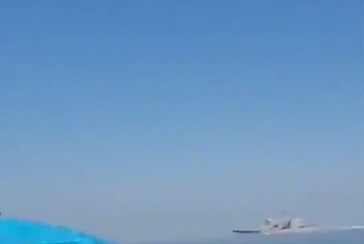 تعقیب ناوشکن آمریکایی توسط ماهی گیر ایرانی!
